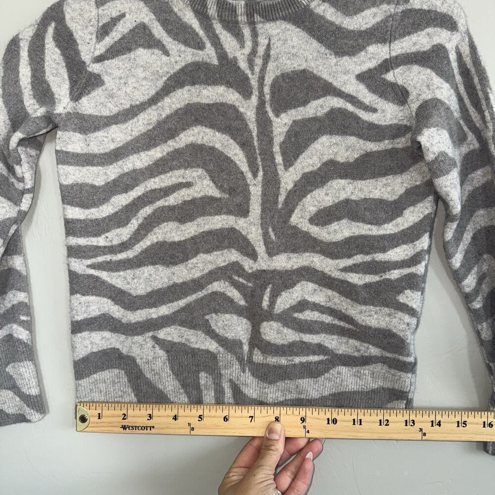 Equipment Femme 100% Cashmere Sweater Zebra Print Gray- SHRUNKEN SEE MEASUREMENT - Picture 6 of 9